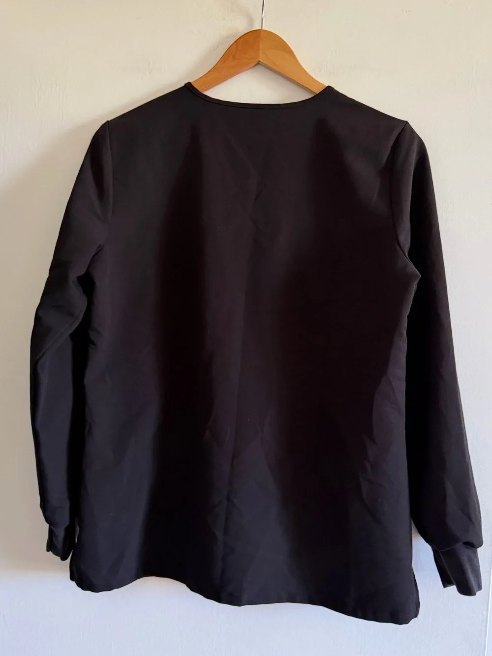 FIGS Technical Collection Black Women’s V-Neck Long Sleeve Classic Scrubs Top - Picture 2 of 6